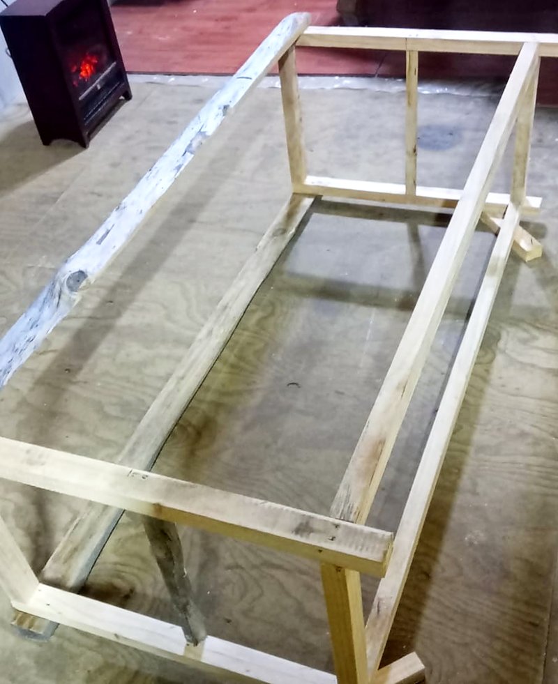 Estructura de madera del rack antes de ponerle la cubierta, con la estufa eléctrica al fondo